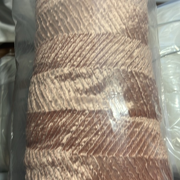 NWT anthropologie novley pillow pink velvet - Picture 4 of 6